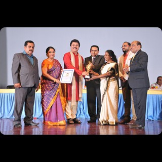 Shridhars' receiving
"The Best Dance Institute Award "
for Khechara Academy of Bharatanatyam
from Newspapers Association , Karnataka 2016 .